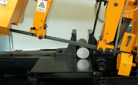 香洲数控带锯床自动送料精度会出现偏差吗？