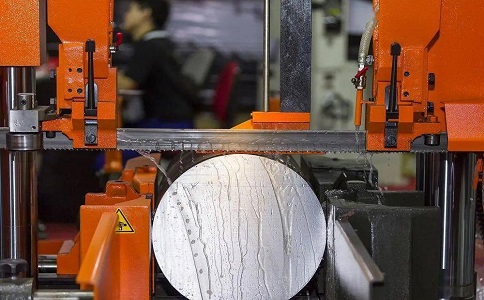 香洲立式金属带锯床切削出现跑带故障解决方法！